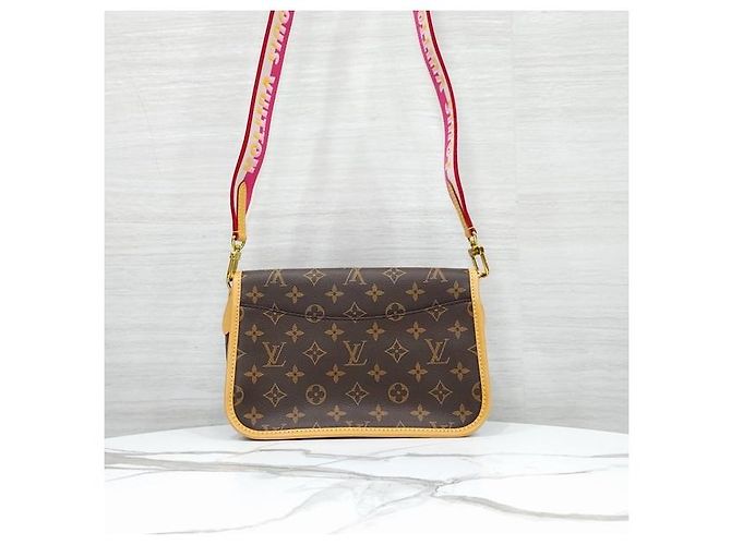 Louis Vuitton Borsa a tracolla Diane Monogram Canvas Fuchsia - vista 3