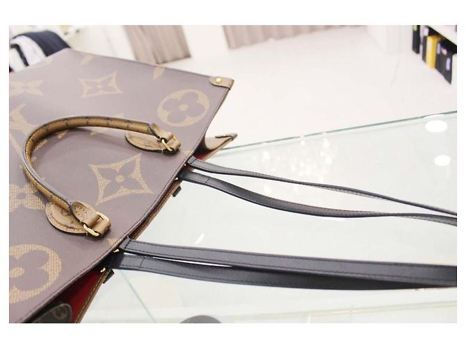 Louis Vuitton Borsa a tracolla Monogram On The Go GM - vista 6