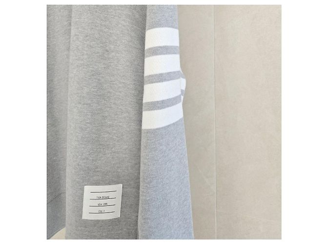 Thom Browne Graues Sweatshirt aus Baumwolle mit diagonalem Armband - Ansicht 7