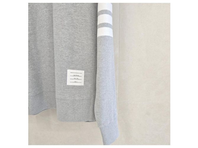 Thom Browne Graues Sweatshirt aus Baumwolle mit diagonalem Armband - Ansicht 8