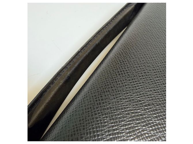 Louis Vuitton Borsetta in pelle Taiga Nero - vista 7