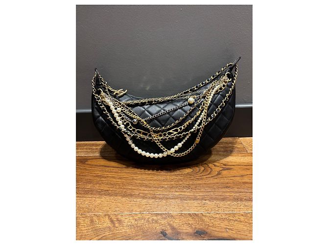 Borsa Crescent Chanel in pelle matelassé nera e perle - vista 2