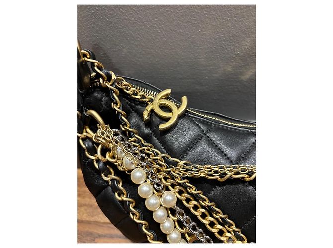 Borsa Crescent Chanel in pelle matelassé nera e perle - vista 3