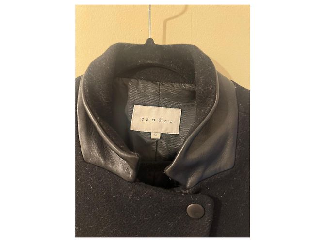 Sandro schwarzer Wollmantel mit Lederdetails - Ansicht 2