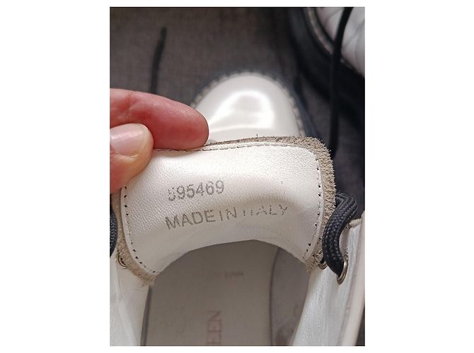 Botines Alexander McQueen de charol blanco - vista 2