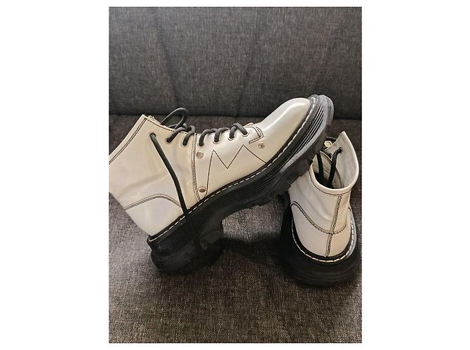 Botines Alexander McQueen de charol blanco - vista 4