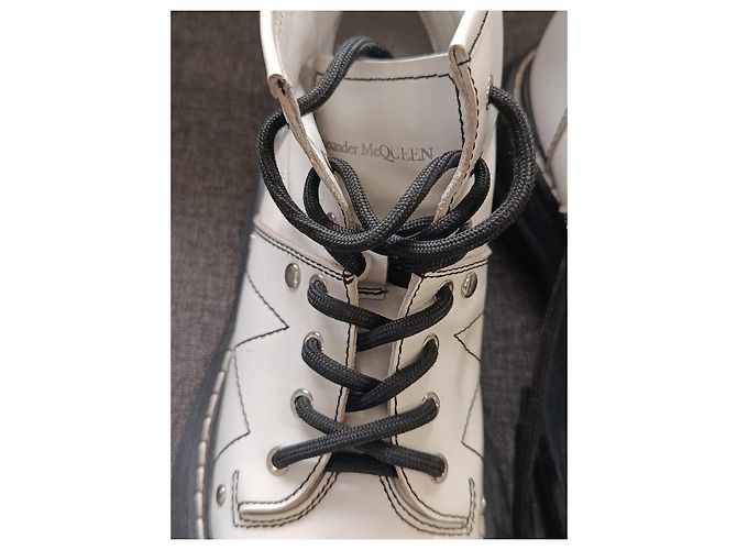 Botines Alexander McQueen de charol blanco - vista 6