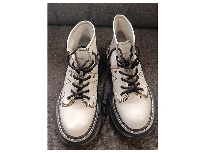 Botines Alexander McQueen de charol blanco - vista 7