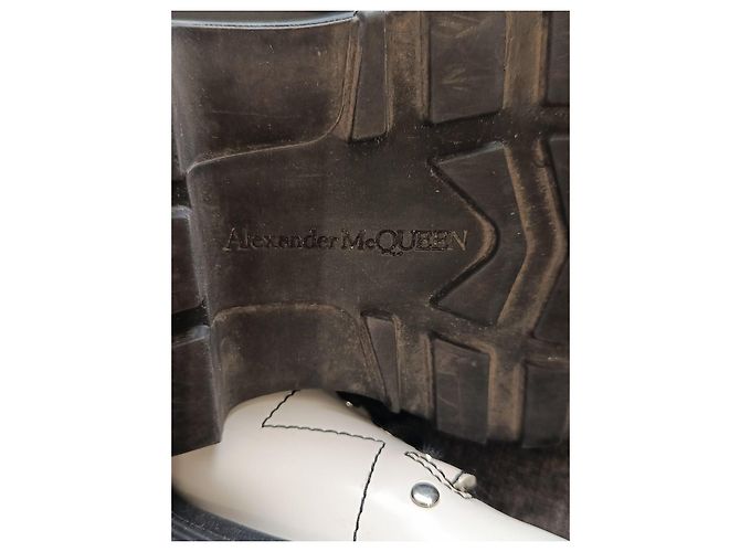 Botines Alexander McQueen de charol blanco - vista 9