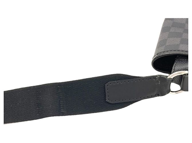 Louis Vuitton M58029 Daniel GM Shoulder Bag - vue 16