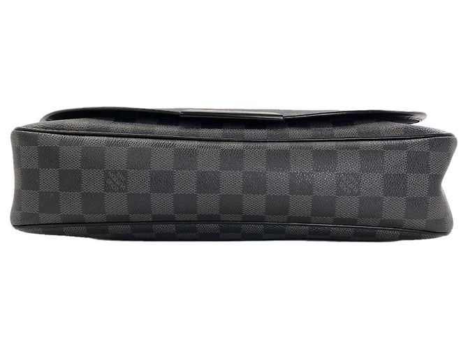 Louis Vuitton M58029 Daniel GM Shoulder Bag - vue 4