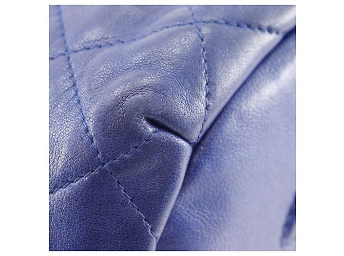 Borsa a tracolla Chanel in pelle d'agnello matelassé blu navy - vista 4