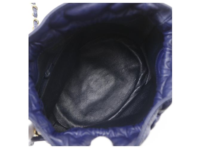 Borsa a tracolla Chanel in pelle d'agnello matelassé blu navy - vista 5