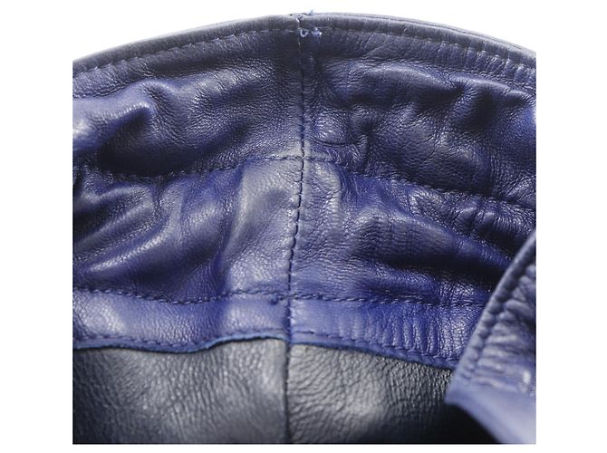 Borsa a tracolla Chanel in pelle d'agnello matelassé blu navy - vista 7