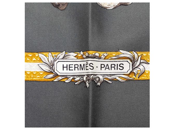 Hermès Gray Le Laisser Courre Seidentuch 90 - Ansicht 7