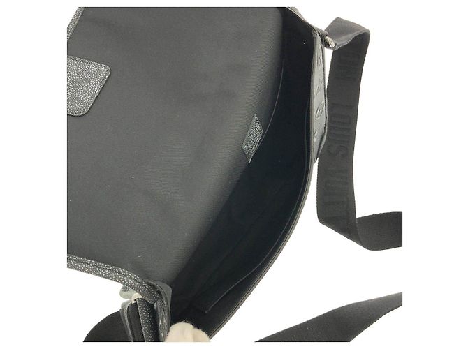 Borsa a tracolla Louis Vuitton Archy Messenger MM in pelle di vitello - vista 7