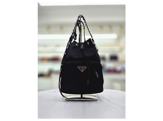 Prada Borsa crossbody a secchiello in nylon Pocono nero borchiata - vista 11