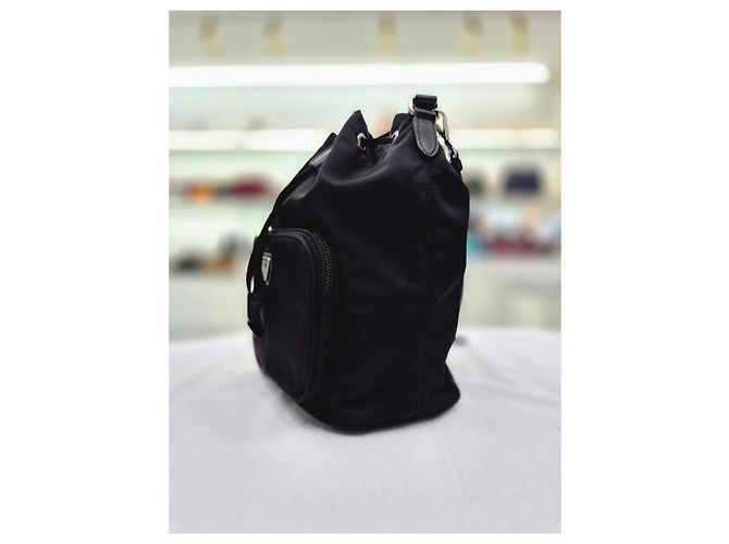 Prada Borsa crossbody a secchiello in nylon Pocono nero borchiata - vista 13