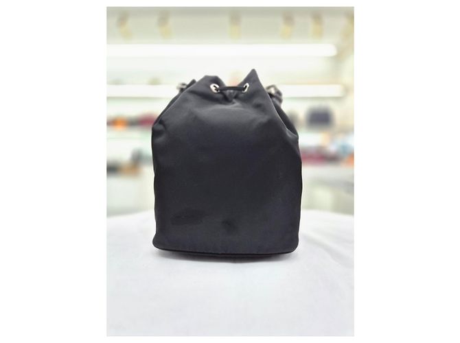 Prada Borsa crossbody a secchiello in nylon Pocono nero borchiata - vista 15