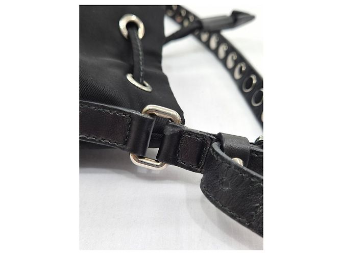 Prada Borsa crossbody a secchiello in nylon Pocono nero borchiata - vista 26