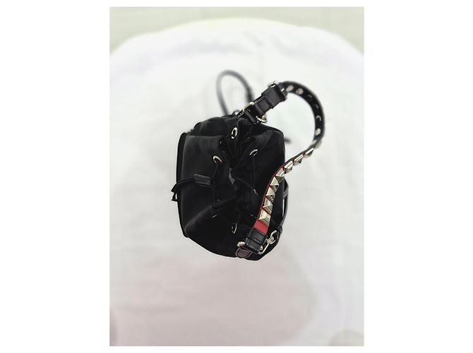 Prada Borsa crossbody a secchiello in nylon Pocono nero borchiata - vista 3