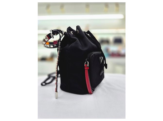 Prada Borsa crossbody a secchiello in nylon Pocono nero borchiata - vista 5