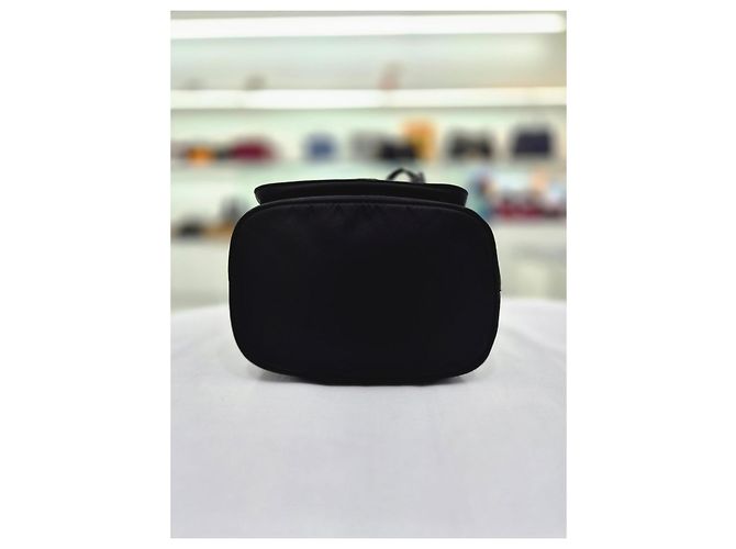 Prada Borsa crossbody a secchiello in nylon Pocono nero borchiata - vista 7
