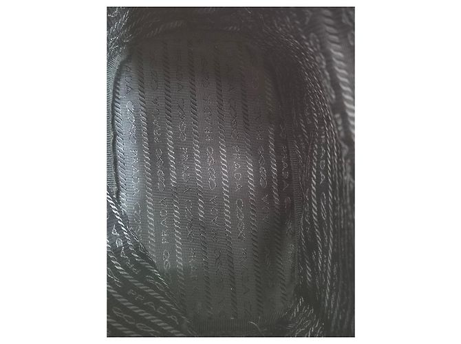 Prada Borsa crossbody a secchiello in nylon Pocono nero borchiata - vista 8