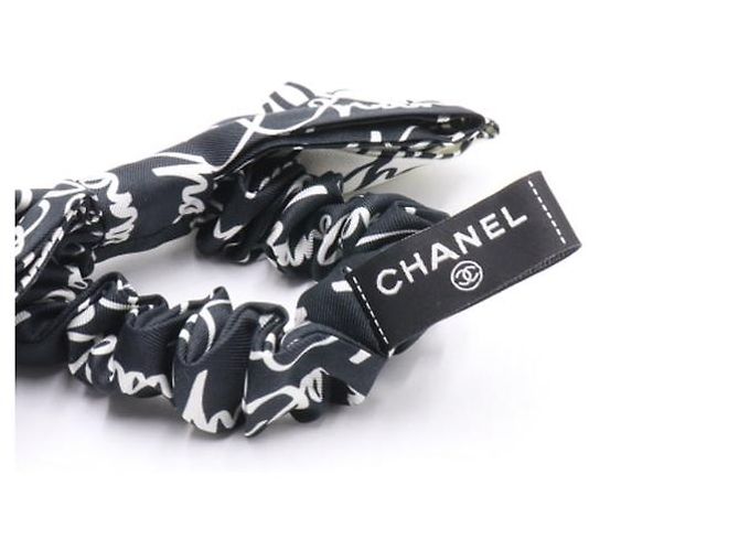 Chanel Scrunchie e fascia per capelli in nastro di seta con logo e lettere - vista 3