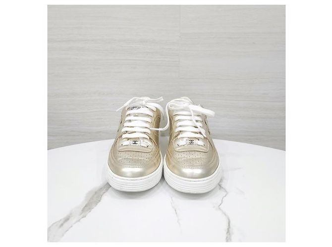 Chanel Sneakers dorate laminate - vista 2