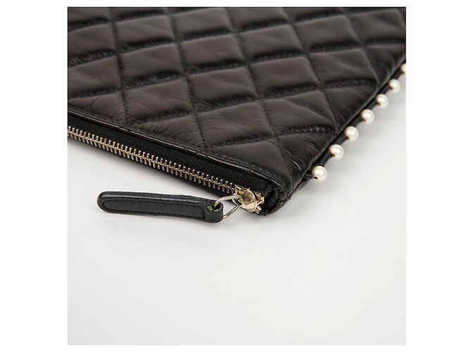 Chanel Clutch in pelle d'agnello matelassé nera con perle CC - vista 10