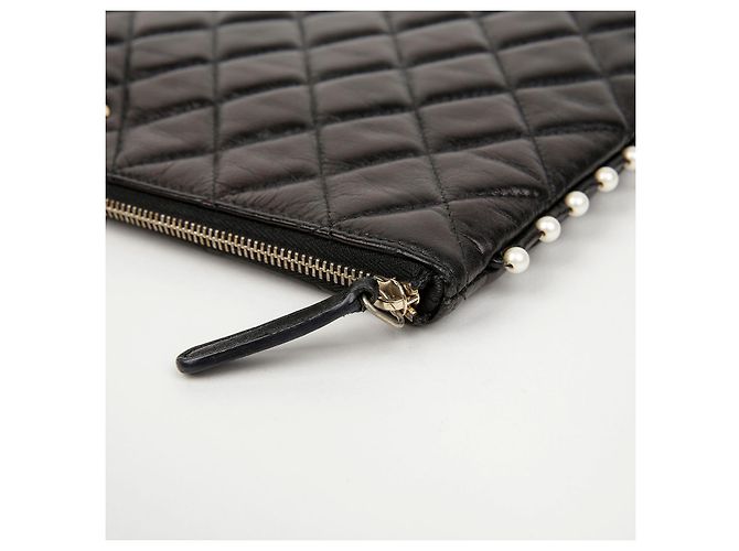 Chanel Clutch in pelle d'agnello matelassé nera con perle CC - vista 11