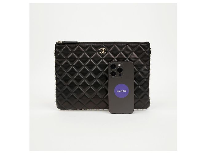 Chanel Clutch in pelle d'agnello matelassé nera con perle CC - vista 12