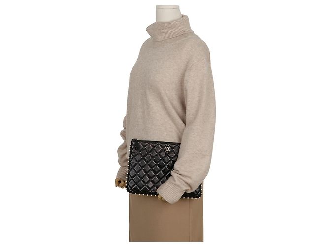 Chanel Clutch in pelle d'agnello matelassé nera con perle CC - vista 14