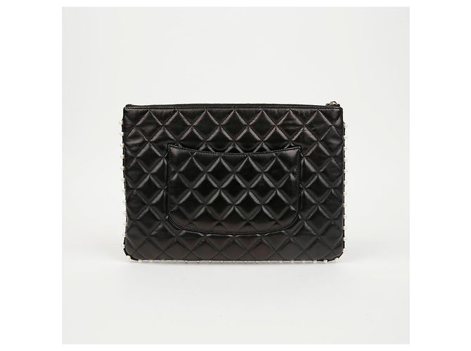 Chanel Clutch in pelle d'agnello matelassé nera con perle CC - vista 3