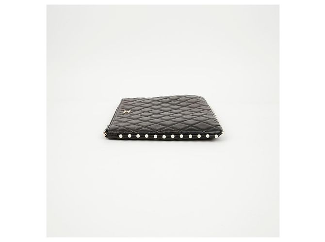 Chanel Clutch in pelle d'agnello matelassé nera con perle CC - vista 5