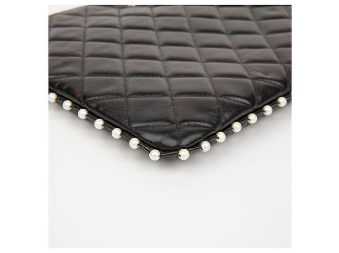 Chanel Clutch in pelle d'agnello matelassé nera con perle CC - vista 7