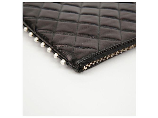 Chanel Clutch in pelle d'agnello matelassé nera con perle CC - vista 9