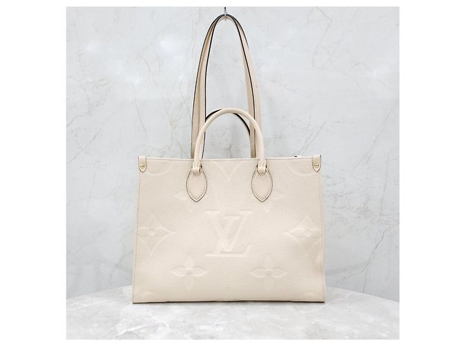 Louis Vuitton  mala Monogram Empreinte Onthego MM Cream - vista 12