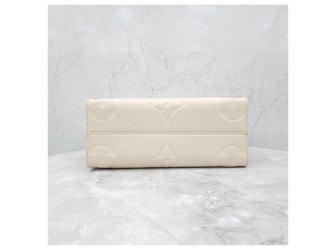 Louis Vuitton  mala Monogram Empreinte Onthego MM Cream - vista 15
