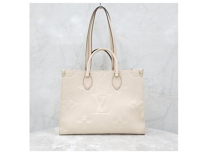 Louis Vuitton  mala Monogram Empreinte Onthego MM Cream - vista 3