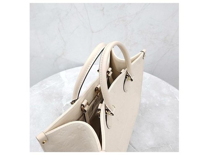Louis Vuitton  mala Monogram Empreinte Onthego MM Cream - vista 4