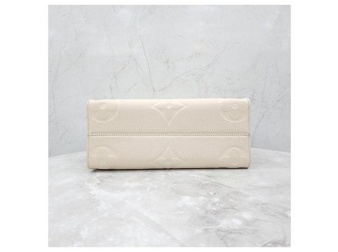 Louis Vuitton  mala Monogram Empreinte Onthego MM Cream - vista 6