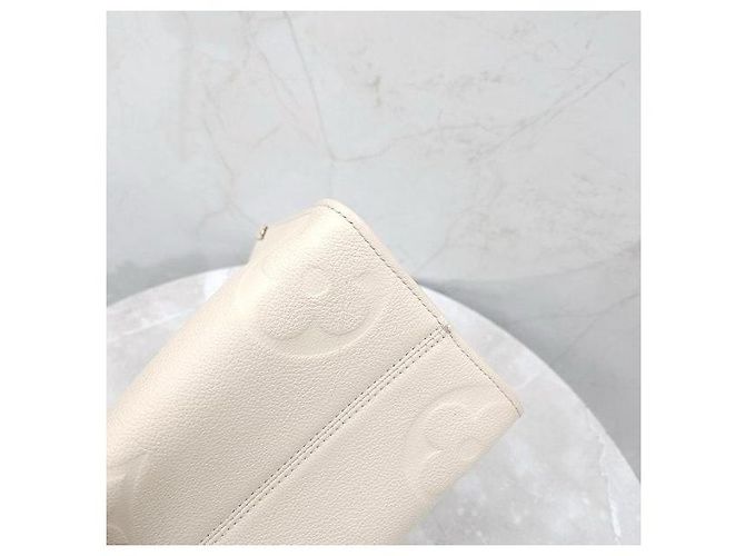 Louis Vuitton  mala Monogram Empreinte Onthego MM Cream - vista 7