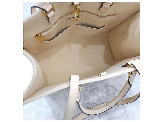 Louis Vuitton  mala Monogram Empreinte Onthego MM Cream - vista 8