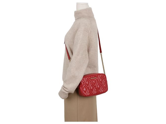 Miu Miu Borsa a tracolla rossa trapuntata a diamante con catena - vista 9