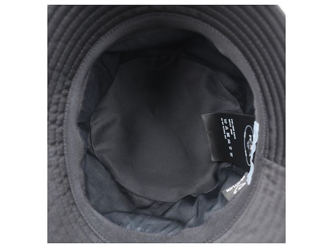 Prada Nylon Bucket Hat in Schwarz mit Dreiecks-Logo - Ansicht 10