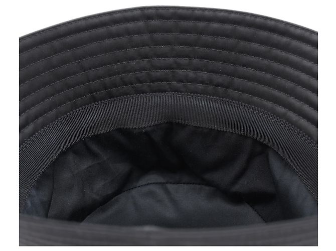 Prada Nylon Bucket Hat in Schwarz mit Dreiecks-Logo - Ansicht 7
