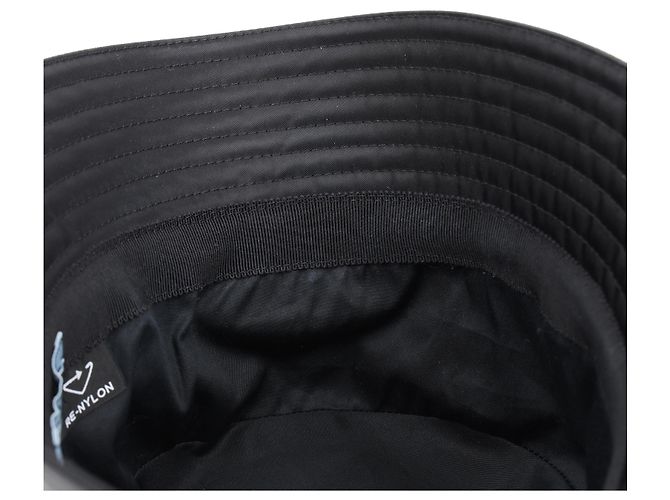 Prada Nylon Bucket Hat in Schwarz mit Dreiecks-Logo - Ansicht 8