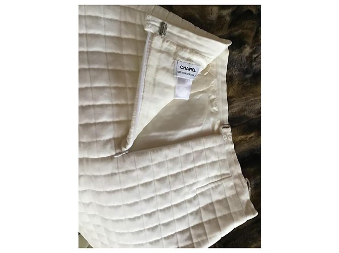 Jupe matelassée Chanel en laine blanche - vue 11